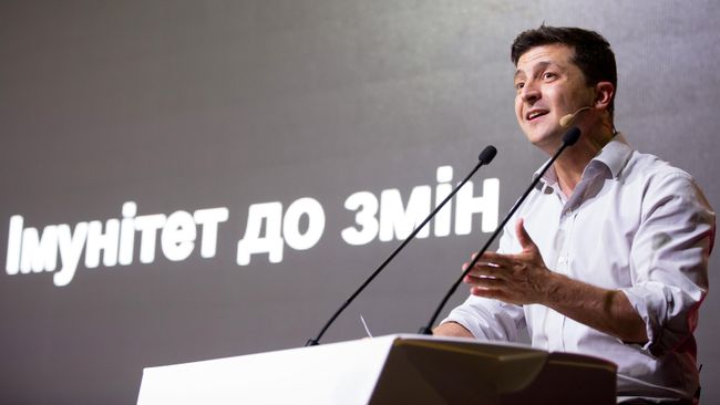 Президент Украины Владимир Зеленский во время выступления на iForum-2019 Президент Украины Владимир Зеленский во время выступления на iForum-2019