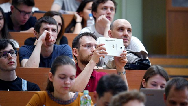 Студенты во время лекции Студенты во время лекции