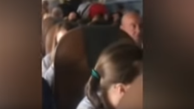дебошир с рейса Red Wings попал на видео дебошир с рейса Red Wings попал на видео