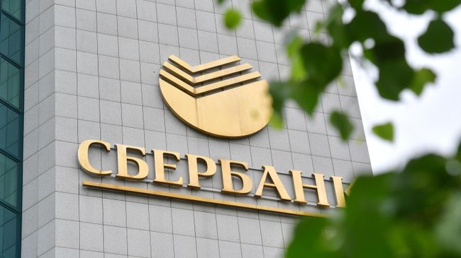 Логотип на здании центрального офиса Сбербанка в Москве
