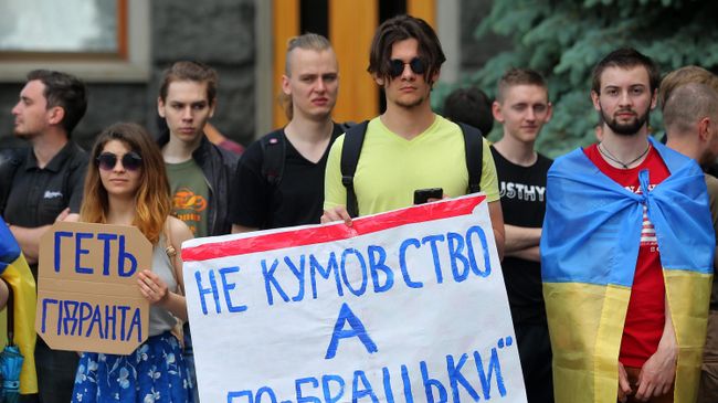 Участники акция против кадровых перестановок Владимира Зеленского у здания администрации президента Украины в Киеве. 23 мая 2019 Участники акция против кадровых перестановок Владимира Зеленского у здания администрации президента Украины в Киеве. 23 мая 2019