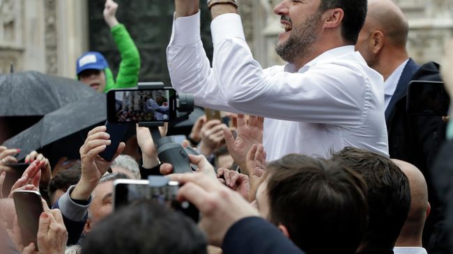 Маттео Сальвини на митинге в Милане Маттео Сальвини на митинге в Милане