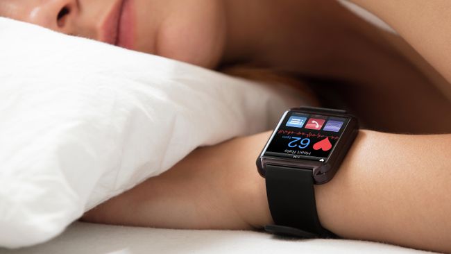 Девушка засыпает с гаджетом Девушка засыпает с гаджетом