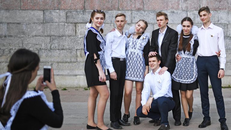 Выпускники средних школ фотографируются после празднования последнего звонка на Михайловской набережной в Новосибирске.