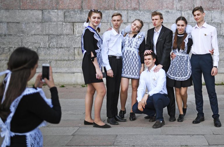 Выпускники средних школ фотографируются после празднования последнего звонка на Михайловской набережной в Новосибирске. Выпускники средних школ фотографируются после празднования последнего звонка на Михайловской набережной в Новосибирске.