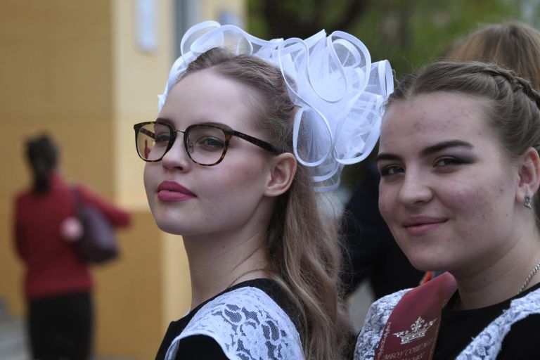 Школьницы во время последнего звонка в Доме офицеров Забайкальского края в Чите Школьницы во время последнего звонка в Доме офицеров Забайкальского края в Чите