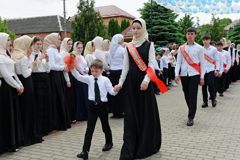 Школьники во время последнего звонка в школе №1 в селе Ахмат-Юрт Школьники во время последнего звонка в школе №1 в селе Ахмат-Юрт