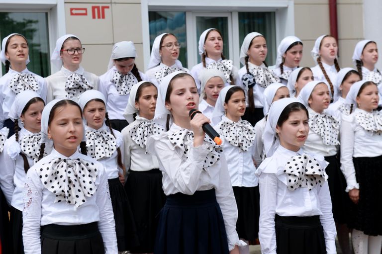 Школьники выступают во время последнего звонка в школе №1 в селе Ахмат-Юрт Школьники выступают во время последнего звонка в школе №1 в селе Ахмат-Юрт