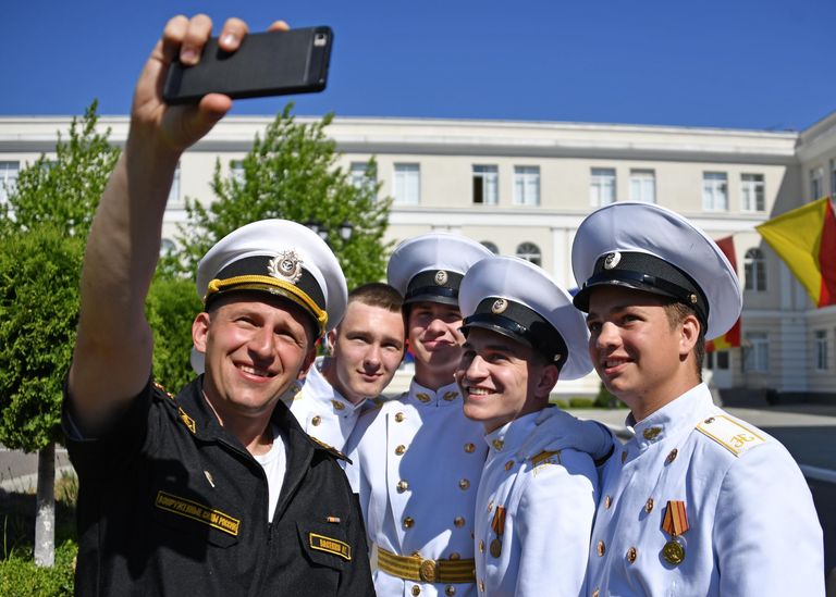 Кадеты филиала Нахимовского военно-морского училища (Севастопольского президентского кадетского училища) фотографируются после окончания последнего звонка в Севастополе Кадеты филиала Нахимовского военно-морского училища (Севастопольского президентского кадетского училища) фотографируются после окончания последнего звонка в Севастополе