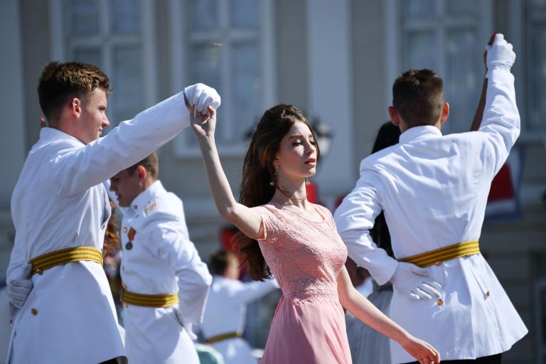Кадеты филиала Нахимовского военно-морского училища (Севастопольского президентского кадетского училища) танцуют вальс во время последнего звонка в Севастополе Кадеты филиала Нахимовского военно-морского училища (Севастопольского президентского кадетского училища) танцуют вальс во время последнего звонка в Севастополе