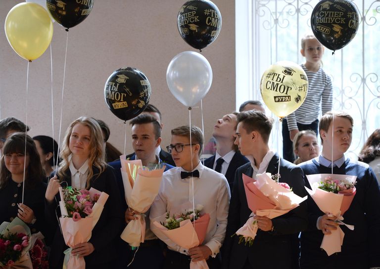 Школьники во время последнего звонка в гимназии № 9 в Екатеринбурге Школьники во время последнего звонка в гимназии № 9 в Екатеринбурге