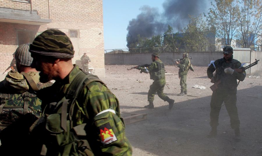 Ополченцы Донецкой народной республики во время боя в районе аэропорта Донецка. Октябрь 2014