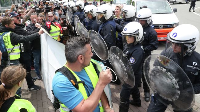 Столкновение демонстрантов с полицией во время акции протеста желтых жилетов в Брюсселе, Бельгия. 26 мая 2019 Столкновение демонстрантов с полицией во время акции протеста желтых жилетов в Брюсселе, Бельгия. 26 мая 2019