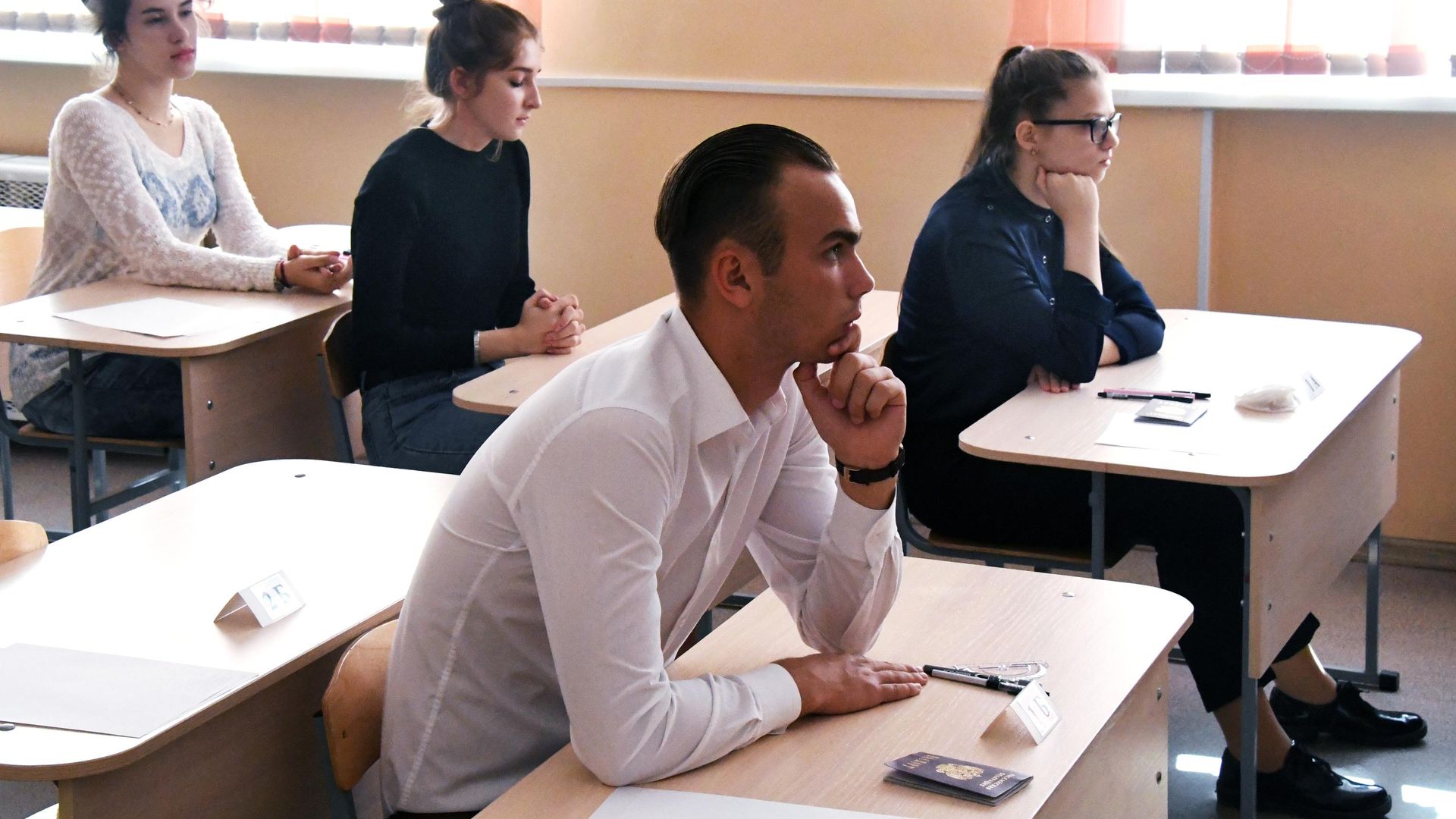 Ученики во время единого государственного экзамена Ученики во время единого государственного экзамена - РИА Новости, 1920, 14.02.2022