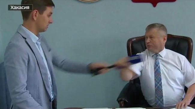 Нападение главы Ширинского района Хакасии Сергея Зайцева на журналиста телеканала Россия 24 Нападение главы Ширинского района Хакасии Сергея Зайцева на журналиста телеканала Россия 24