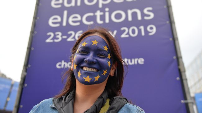 Девушка возле штаб-квартиры Европарламента в Брюсселе Девушка возле штаб-квартиры Европарламента в Брюсселе