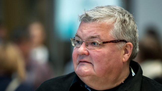 Скрипач, дирижер, народный артист России Сергей Стадлер перед пленарным заседанием Санкт-Петербургского международного культурного форума в Главном штабе Эрмитажа. Скрипач, дирижер, народный артист России Сергей Стадлер перед пленарным заседанием Санкт-Петербургского международного культурного форума в Главном штабе Эрмитажа.