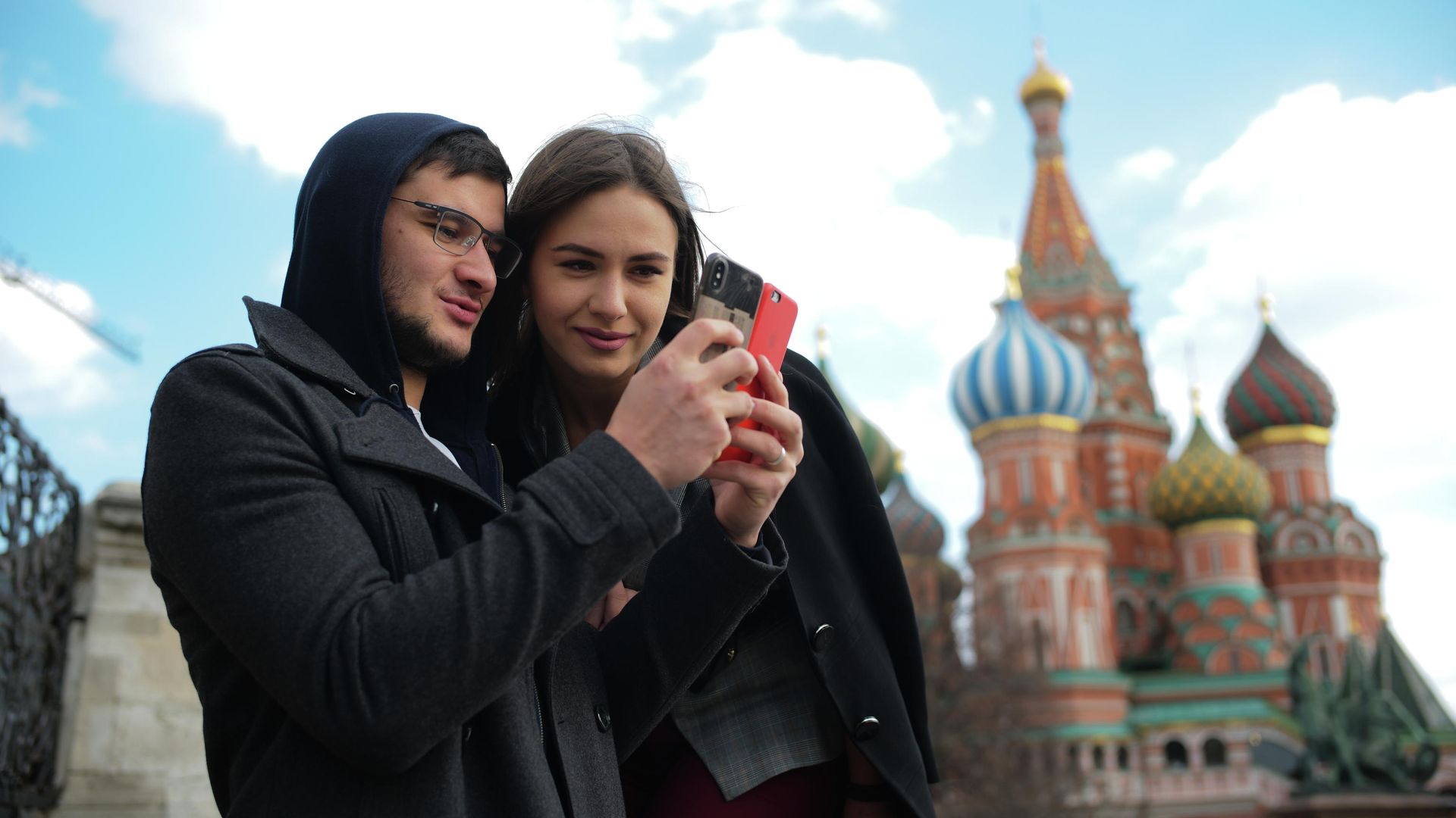 Молодые люди со смартфонами в Москве Молодые люди со смартфонами в Москве - РИА Новости, 1920, 30.09.2020