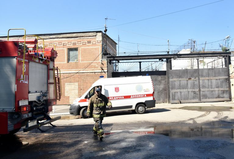 Сотрудник пожарной службы на территории Южной исправительной колонии общего режима №51 в Одессе, где произошло массовое неповиновение заключенных Сотрудник пожарной службы на территории Южной исправительной колонии общего режима №51 в Одессе, где произошло массовое неповиновение заключенных