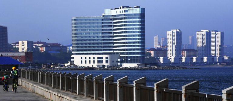 Местные жители катаются на велосипедах по набережной Спортивной гавани во Владивостоке Местные жители катаются на велосипедах по набережной Спортивной гавани во Владивостоке