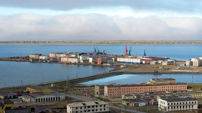 Вид на Морской порт города Певек
