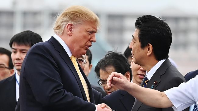 Президент США Дональд Трамп и премьер-министр Японии Синдзо Абэ на борту вертолетоносца Кага. 28 мая 2019 Президент США Дональд Трамп и премьер-министр Японии Синдзо Абэ на борту вертолетоносца Кага. 28 мая 2019