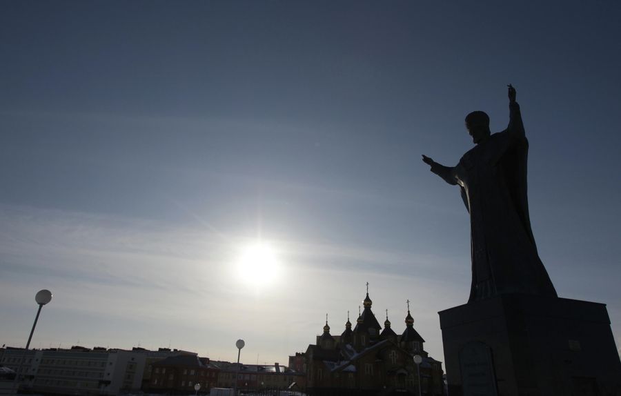 Памятник Святителю Николаю возле Храма Живоначальной Троицы на центральной площади Анадыря Памятник Святителю Николаю возле Храма Живоначальной Троицы на центральной площади Анадыря