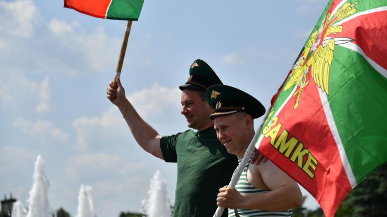 Пограничники во время празднования Дня Пограничных войск на Поклонной горе в Москве Пограничники во время празднования Дня Пограничных войск на Поклонной горе в Москве