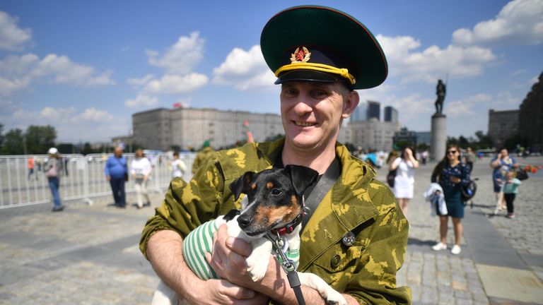 Пограничник во время празднования Дня Пограничных войск на Поклонной горе в Москве Пограничник во время празднования Дня Пограничных войск на Поклонной горе в Москве