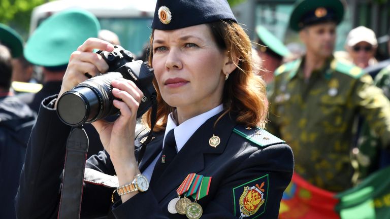 Сотрудник Пограничного управления ФСБ России по Приморскому краю во время фотографирования мероприятия возле памятника Пограничникам, погибшим при защите границ Отечества во Владивостоке Сотрудник Пограничного управления ФСБ России по Приморскому краю во время фотографирования мероприятия возле памятника Пограничникам, погибшим при защите границ Отечества во Владивостоке