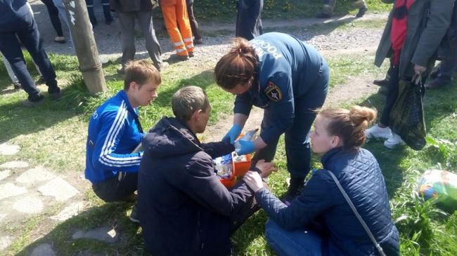 Сотрудники МЧС на месте ДТП с участием грузового автомобиля и маршрутного такси в городе Кемерово. 28 мая 2019 Сотрудники МЧС на месте ДТП с участием грузового автомобиля и маршрутного такси в городе Кемерово. 28 мая 2019