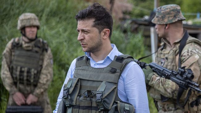 Президент Украины Владимир Зеленский во время визит в Донбасс Президент Украины Владимир Зеленский во время визит в Донбасс