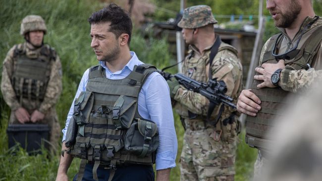 Президент Украины Владимир Зеленский во время визит в Донбасс Президент Украины Владимир Зеленский во время визит в Донбасс