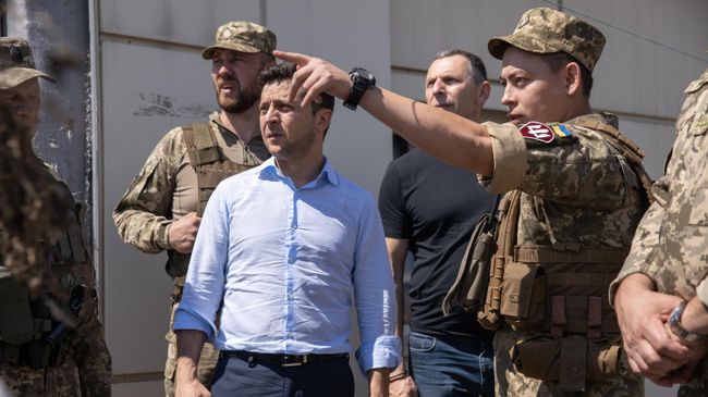 Президент Украины Владимир Зеленский во время визит в Донбасс Президент Украины Владимир Зеленский во время визит в Донбасс