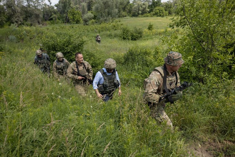 Президент Украины Владимир Зеленский во время визита в Донбасс Президент Украины Владимир Зеленский во время визита в Донбасс