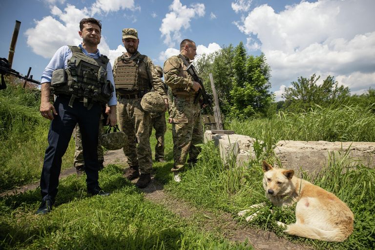 Президент Украины Владимир Зеленский во время визита в Донбасс Президент Украины Владимир Зеленский во время визита в Донбасс