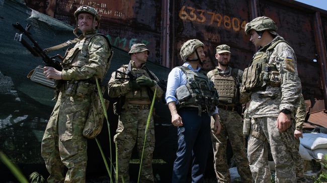 Президент Украины Владимир Зеленский во время визит в Донбасс