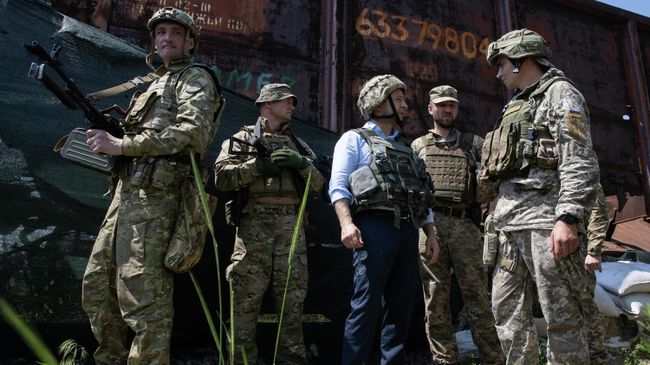 Президент Украины Владимир Зеленский во время визита в Донбасс
