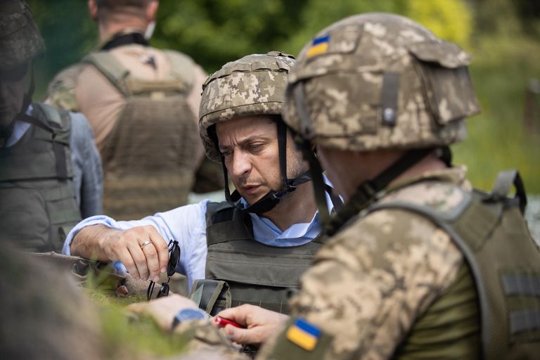 Президент Украины Владимир Зеленский во время визита в Донбасс