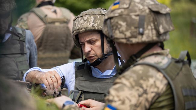 Президент Украины Владимир Зеленский во время визита в Донбасс