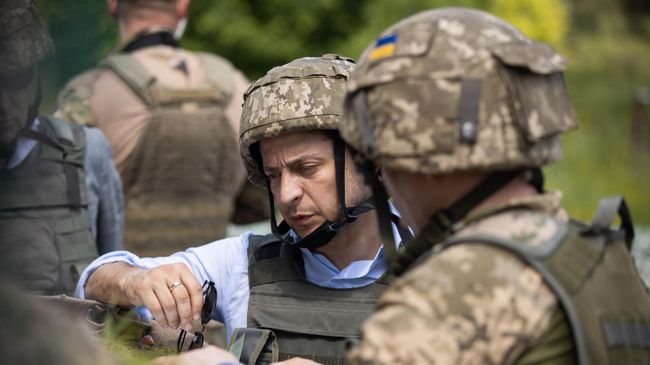 Президент Украины Владимир Зеленский во время визита в Донбасс