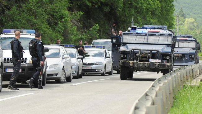 Косовская полиция на дороге возле города Зубин-Поток в районе Митровица. 28 мая 2019 Косовская полиция на дороге возле города Зубин-Поток в районе Митровица. 28 мая 2019