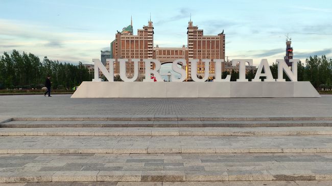 Надпись Nursultan в парке Гашиктар в Нур-Султане. Надпись Nursultan в парке Гашиктар в Нур-Султане.