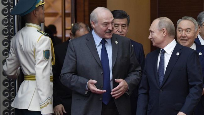 Президент РФ Владимир Путин и президент Белоруссии Александр Лукашенко перед началом совместного фотографирования глав делегаций государств - участников Высшего Евразийского экономического совета во Дворце независимости в Нур-Султане. 29 мая 2019 Президент РФ Владимир Путин и президент Белоруссии Александр Лукашенко перед началом совместного фотографирования глав делегаций государств - участников Высшего Евразийского экономического совета во Дворце независимости в Нур-Султане. 29 мая 2019