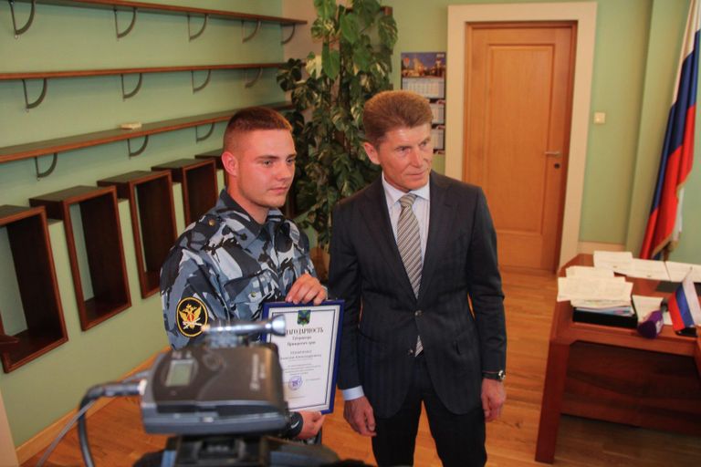 Губернатор Приморского края Олегом Кожемяко вручил благодарность Алексею Резниченко, спасшему из горящей квартиры двух маленьких девочек 