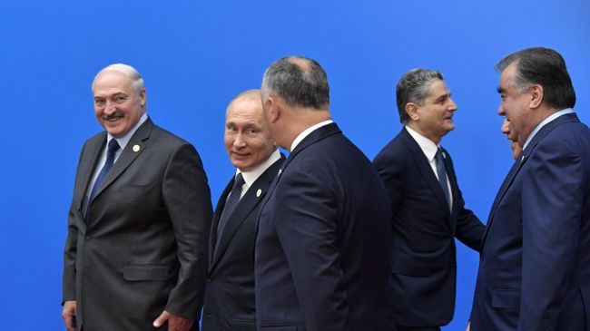 Президент РФ Владимир Путин на церемонии совместного фотографирования глав делегаций государств - участников Высшего Евразийского экономического совета и глав приглашенных государств во Дворце независимости в Нур-Султане Президент РФ Владимир Путин на церемонии совместного фотографирования глав делегаций государств - участников Высшего Евразийского экономического совета и глав приглашенных государств во Дворце независимости в Нур-Султане