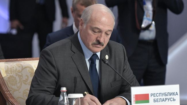 Президент Белоруссии Александр Лукашенко во время церемонии подписания совместных документов по итогам заседания Высшего Евразийского экономического совета Президент Белоруссии Александр Лукашенко во время церемонии подписания совместных документов по итогам заседания Высшего Евразийского экономического совета