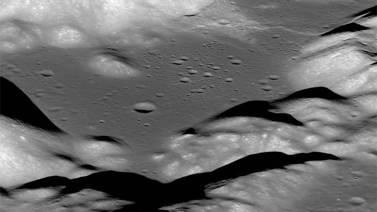 Долина Таурус-Литтроу, снятый космическим кораблем NASA Lunar Reconnaissance Orbiter Долина Таурус-Литтроу, снятый космическим кораблем NASA Lunar Reconnaissance Orbiter