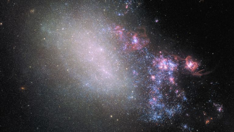 Галактика NGC 4485 в созвездии Гончие Псы Галактика NGC 4485 в созвездии Гончие Псы