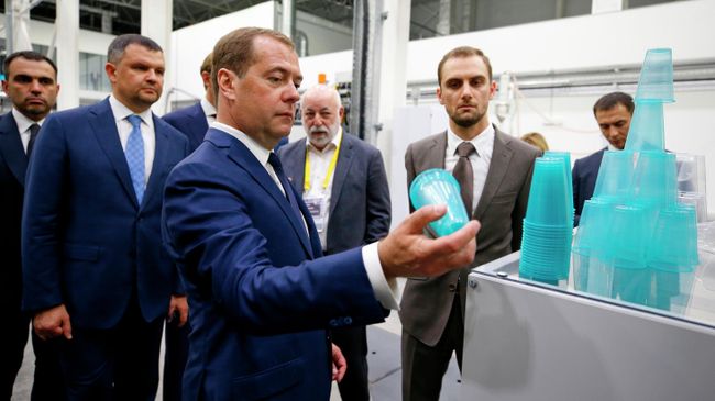 Председатель правительства РФ Дмитрий Медведев во время посещения исследовательского центра по переработке полимеров СИБУР ПолиЛаб в инновационном центре Сколково Председатель правительства РФ Дмитрий Медведев во время посещения исследовательского центра по переработке полимеров СИБУР ПолиЛаб в инновационном центре Сколково